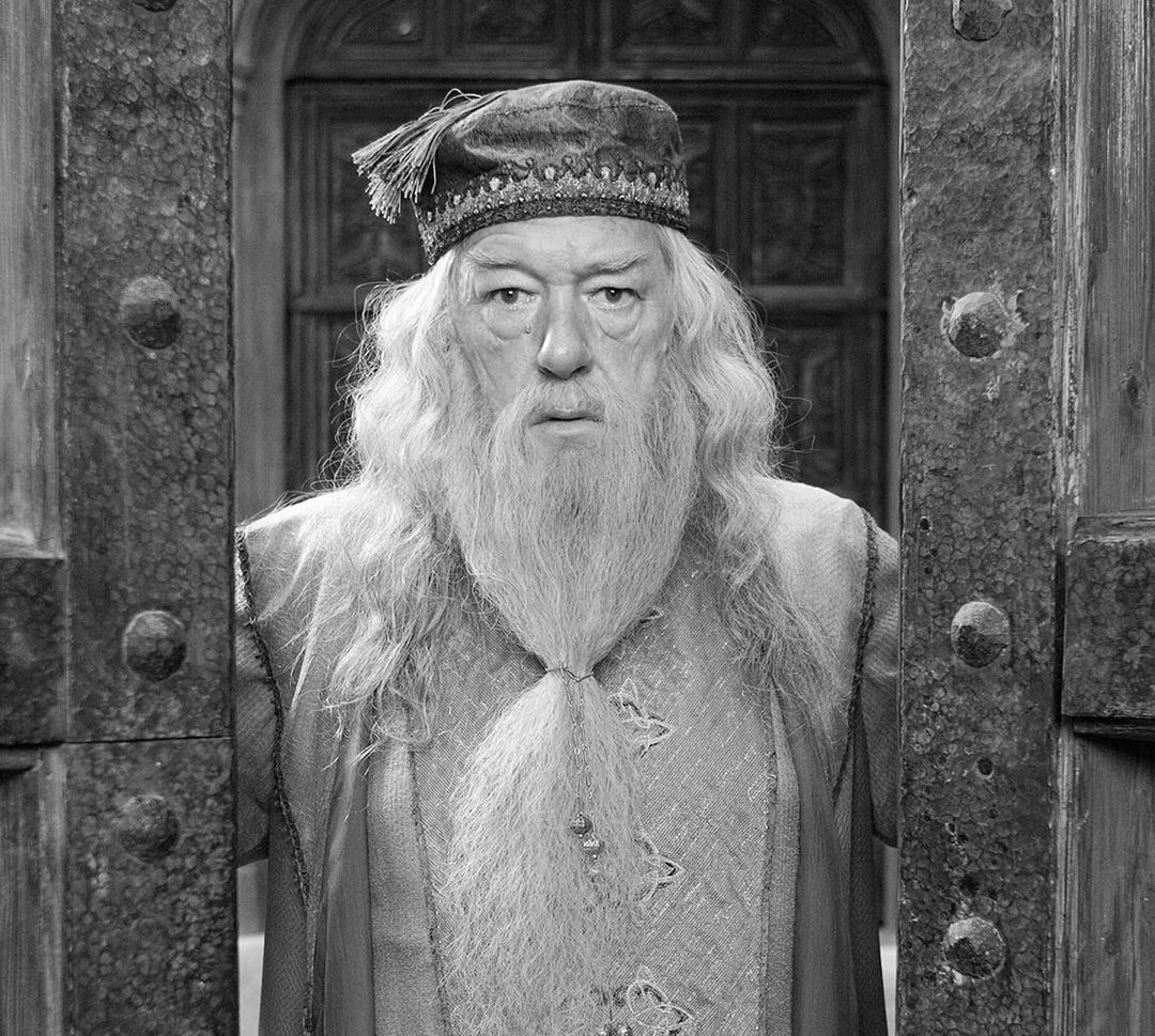 Michael Gambon memerankan Albus Dumbledore, sang kepala sekolah penyihir di film Harry Potter.