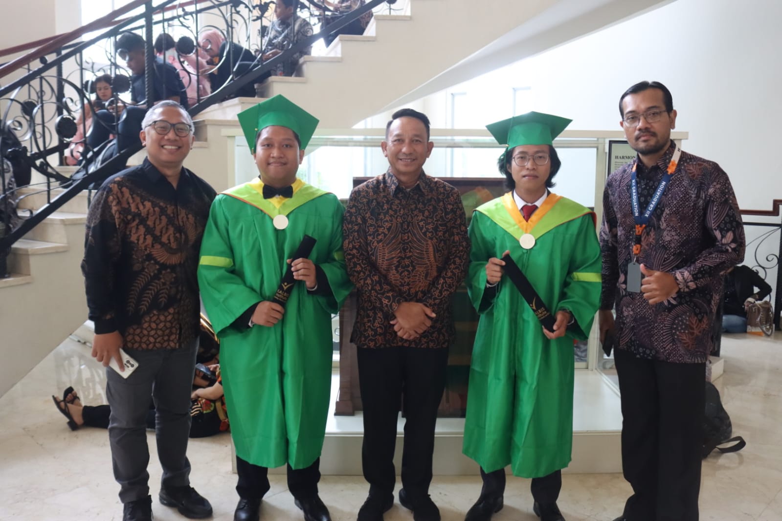 SFD Arie Wibowo bersama wisudawan penerima beasiswa dari Belitung Timur