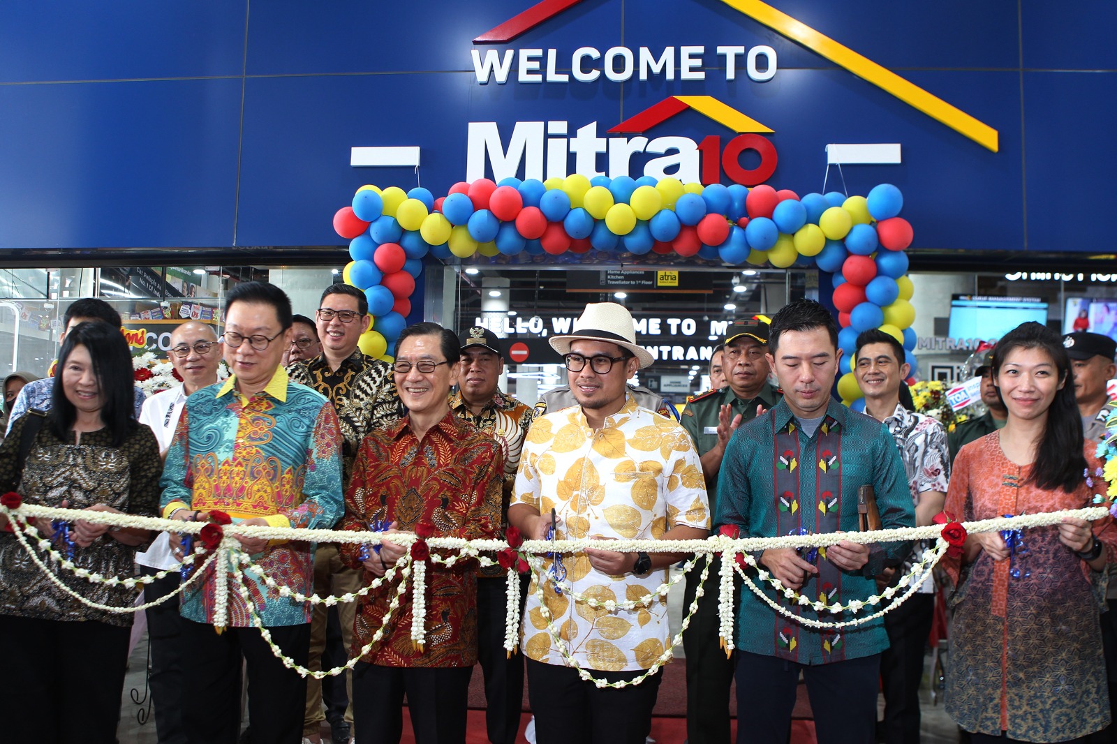 Acara peresmian pembukaan ritel moderen bahan bangunan Mitra 10 di Bintaro Jaya, Tangerang Selatan, Banten.