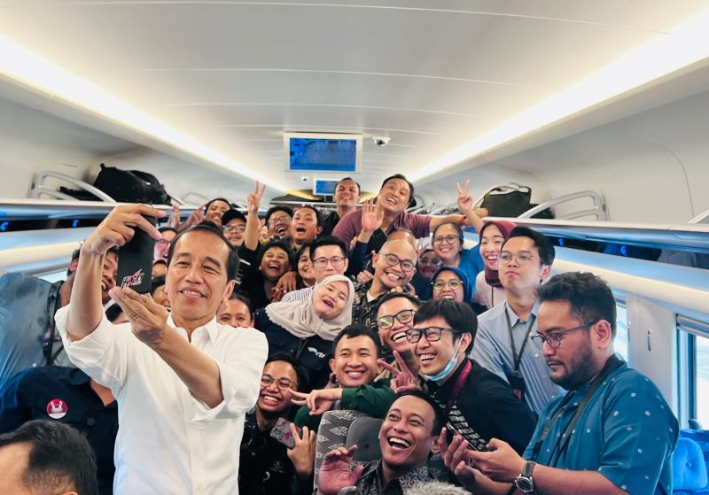 Presiden Jokowi berfoto besama para wartawan.