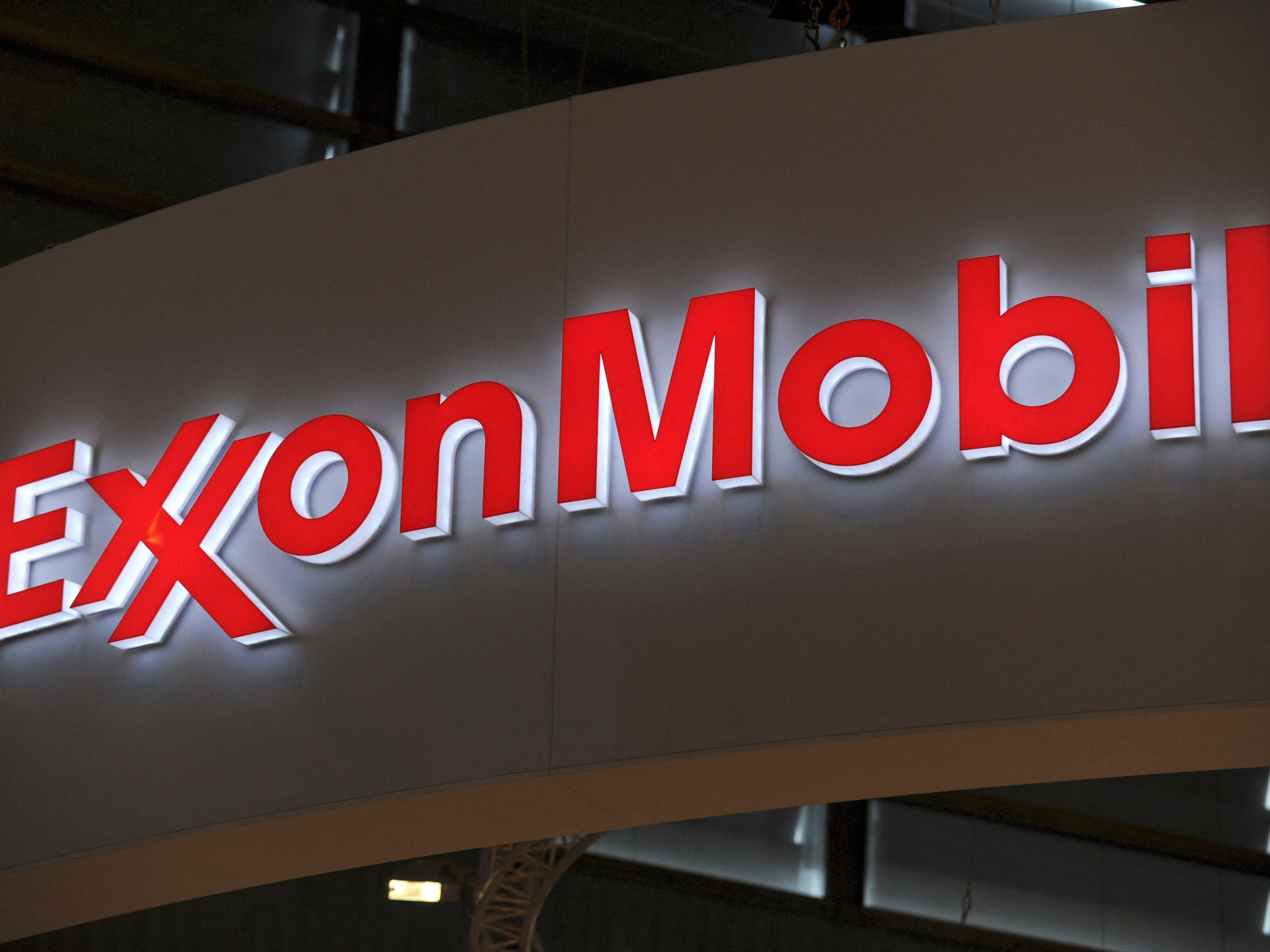 Logo raksasa minyak dan gas AS ExxonMobil saat pameran Konferensi Gas Dunia di Paris.
