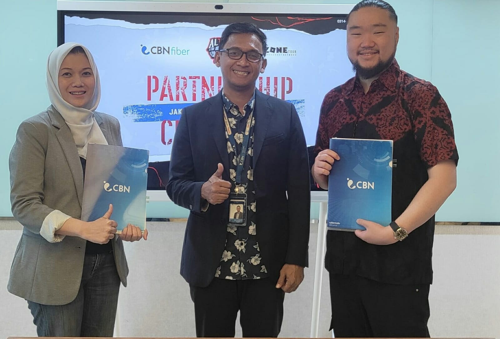 Direktur PT Infra Yes Solusindo (M-Zone), Susi Siregar, Dedy Handoko- Chief Broadband Officer CBN dan Delwyn Sukamto, CEO Alter Ego Esports