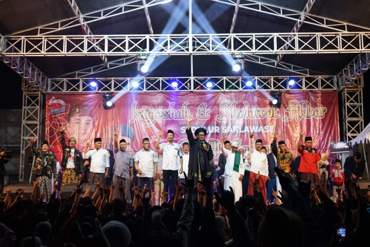 Galang dukungan, Relawan Sedulur Saklawase menggelar  Istighosah dan Sholawat Akbar di Kendal, Jawa Tengah.