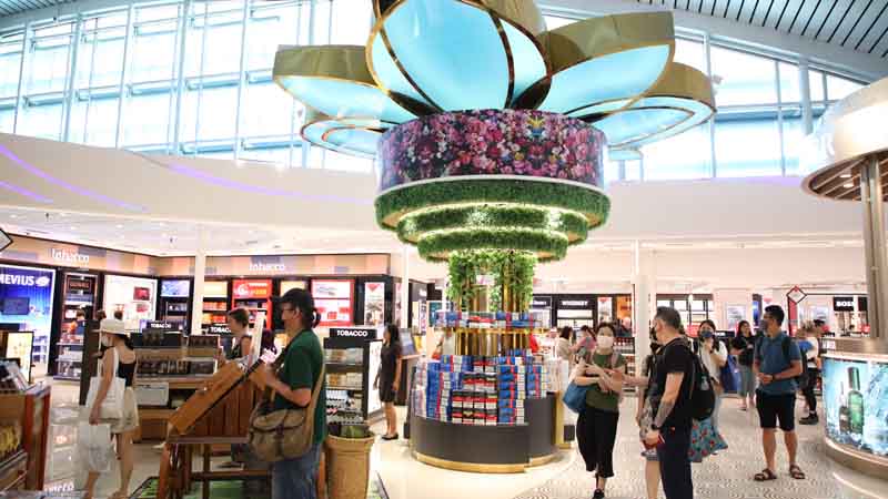 Dufry dan Angkasa Pura I mengoperasikan berbagai toko ritel dan butik ternama di Bandara I Gusti Ngurah Rai, Bali.