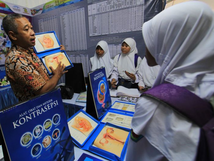 Edukasi kontrasepsi kepada remaja perempuan di Indramayu, Jawa Barat.