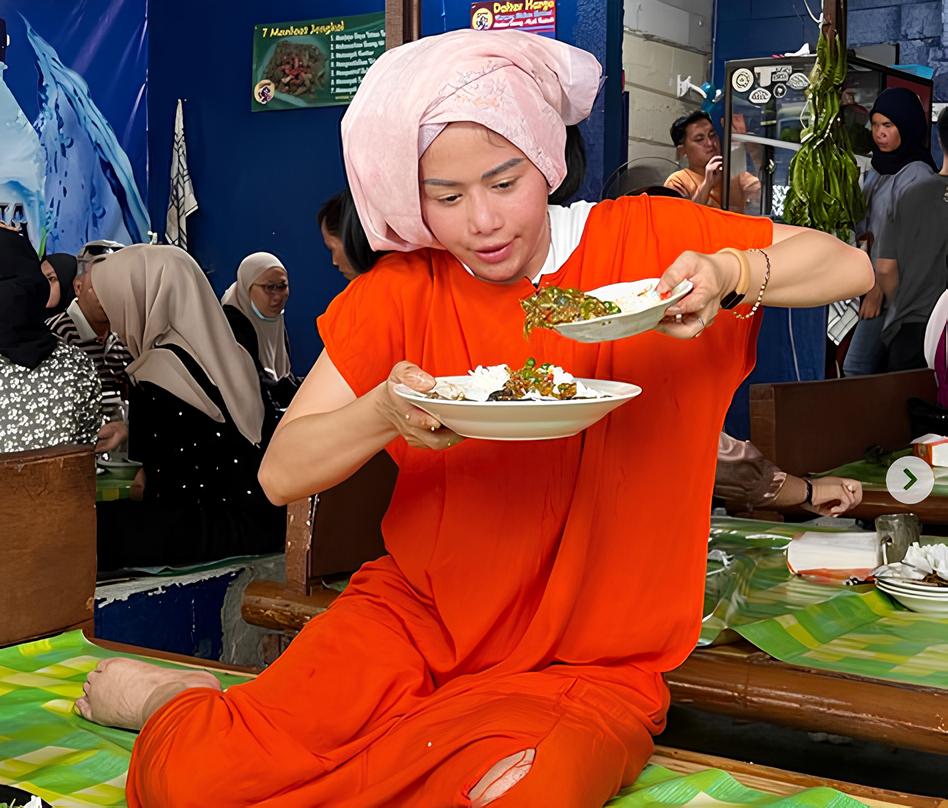 Food Vlogger Farida Nurhan dilaporkan atas dugaan pencemaran nama baik.
