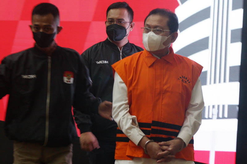 KPK memanggil dua pegawai  PT Athena Jaya Production terkait dugaan suap penanganan perkara di Mahkamah Agung (MA).