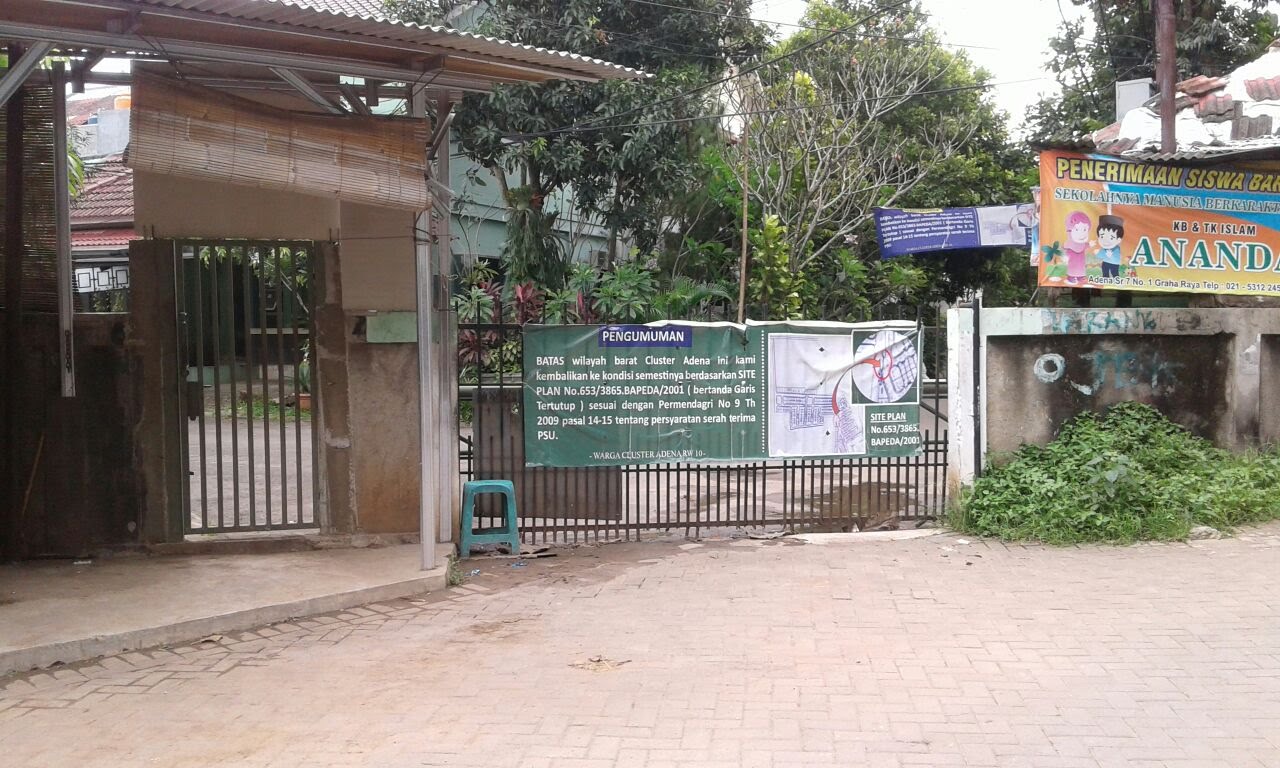 BATAS WILAYAH: Sesuai siteplan bukan jalan umum, warga  memberikan pembatas di perbatasan barat perumahan kluster Adena 1, Tangsel. 