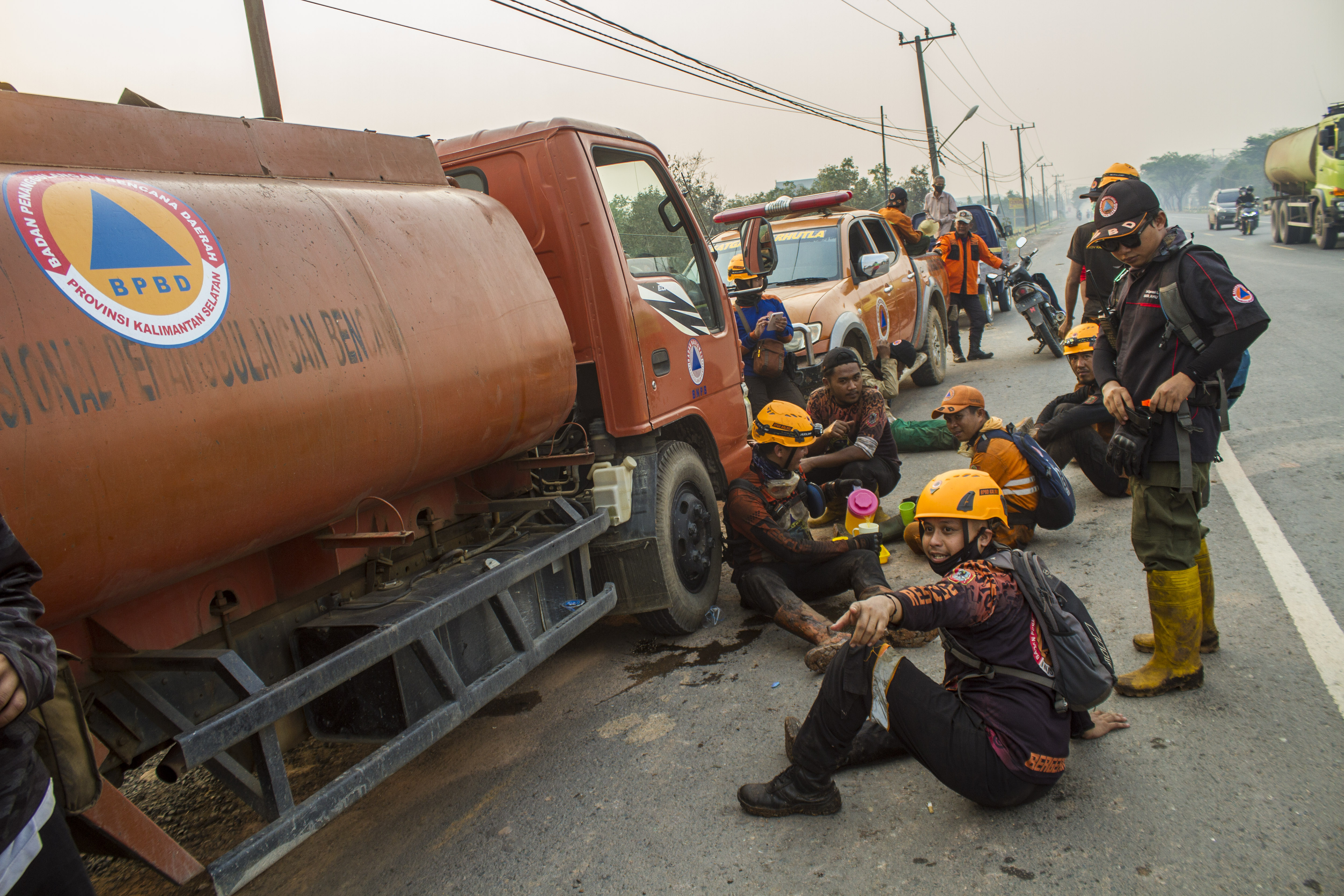 Petugas BPBD Kalsel beristirahat usai memadamkan api yang membakar lahan di Kecamatan Liang Anggang, Banjarbaru, Kalimantan Selatan.