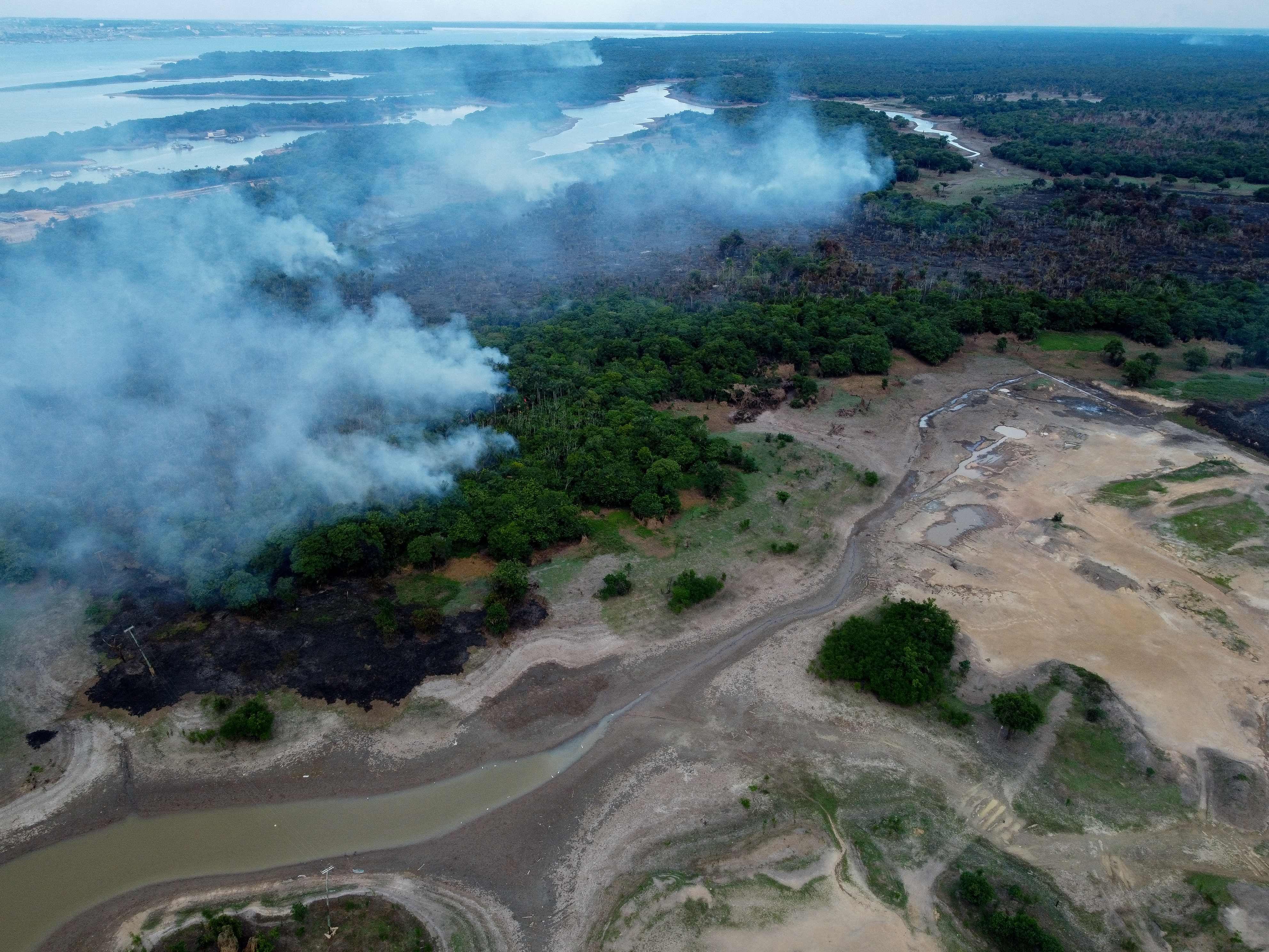 Kebakaran di hutan hujan Amazon di Iranduba, Amazonas, Brasil utara, pada 23 September 2023. 