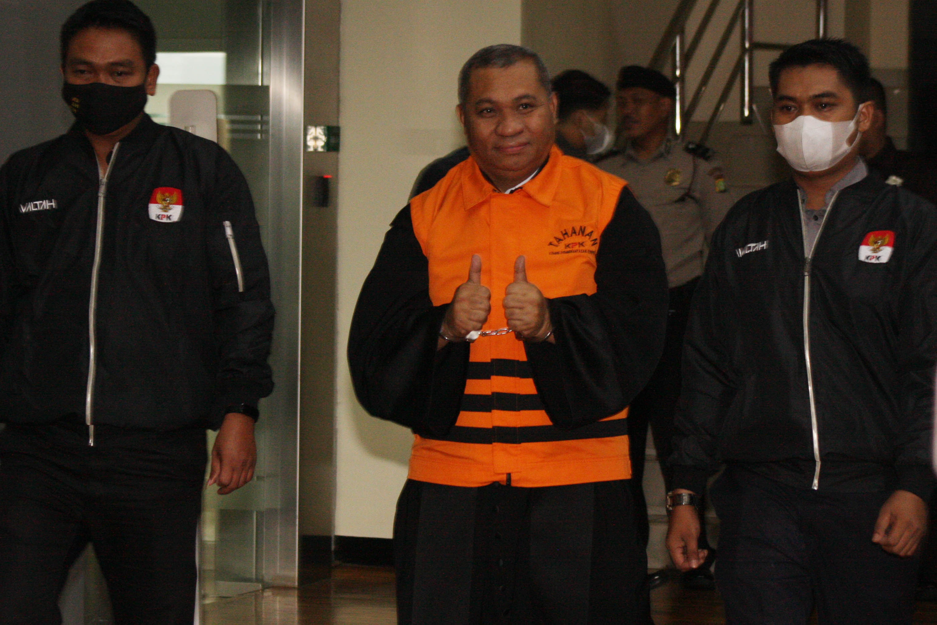 Kuasa hukum Gubernur nonaktif Papua Lukas Enembe, Stefanus Roy Rening (tengah).