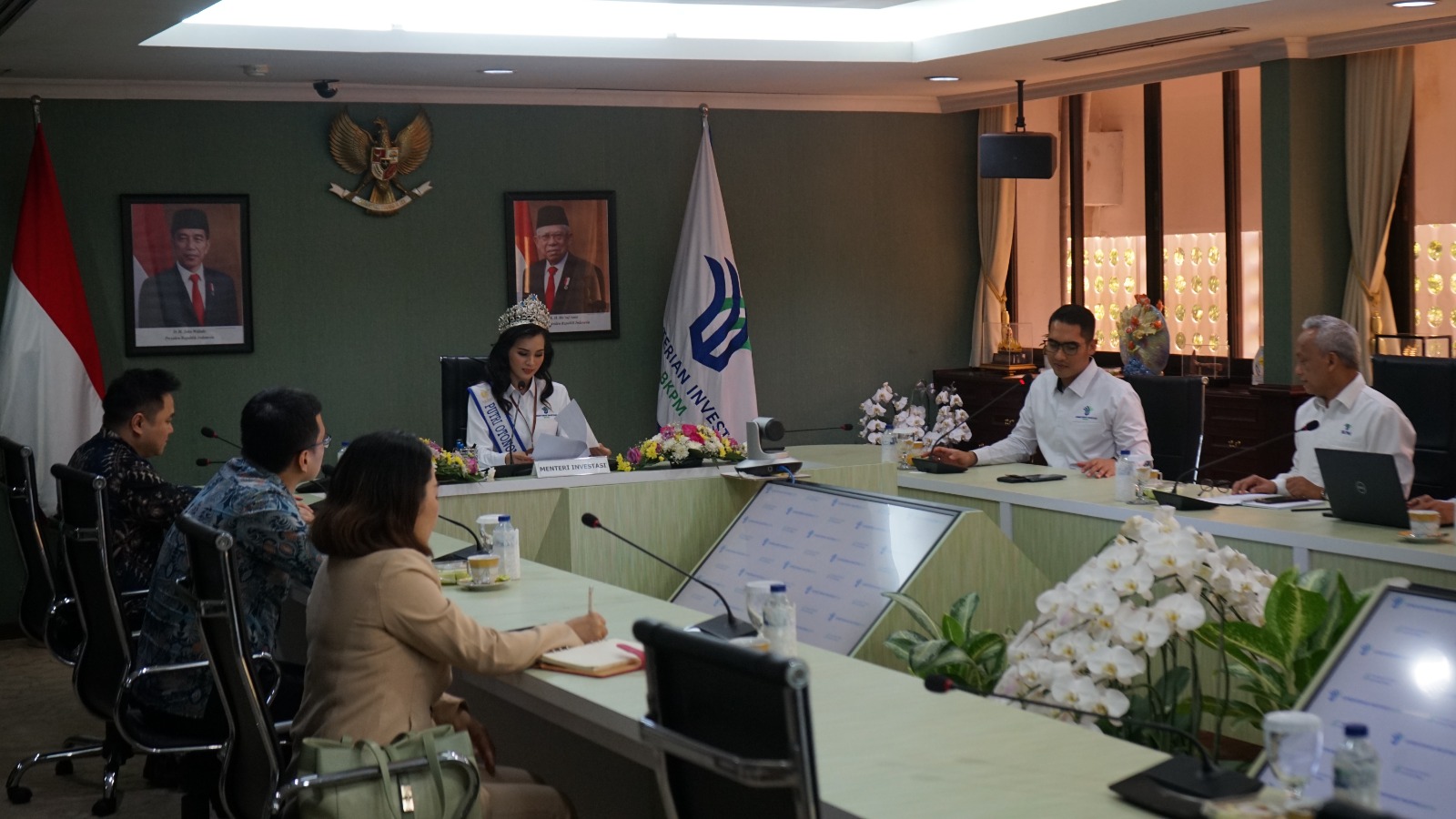 Juara POI 2023 Elisha Lumintang memimpin rapat dalam kapasitas sebagai Menteri Investasi/Kepala BKPM Sehari.