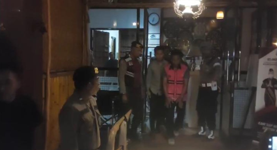 Mantan Kadis Pendidikan dan Operator Sikka berpakaian rompi tahanan digiring masuk ke mobil Tahanan menuju Rutan Kelas ll Maumere.