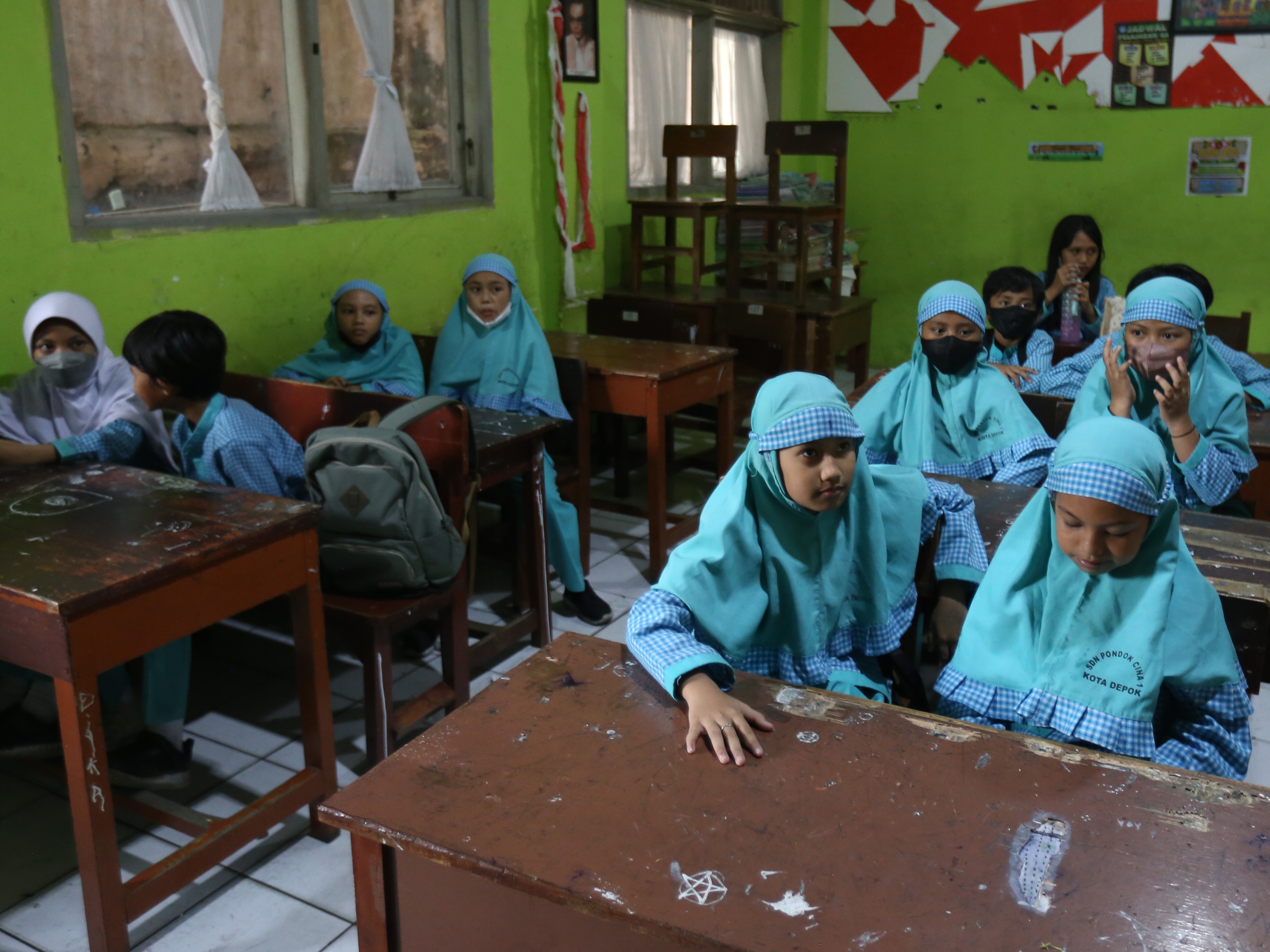 Sejumlah siswa usai mengikuti ujian Penilaian Akhir Semester (PAS) di SDN Pondok Cina 1, Depok, Jawa Barat, Jumat (9/12/2022).