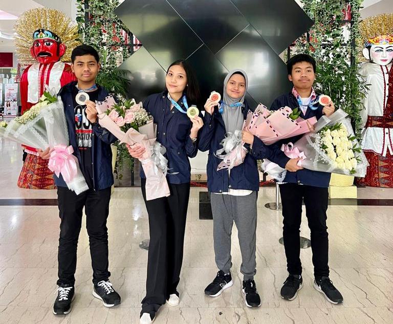 Dari kiri: Afrand Mirza Herwinsyah, Keisha Rochelline Simorangkir, Kireina Azizah Rizky, dan Brian Jonah Simorangkir.