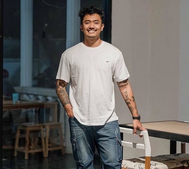 Komika Uus menghabiskan waktu kesehariannya untuk menekuti olahraga tinju.