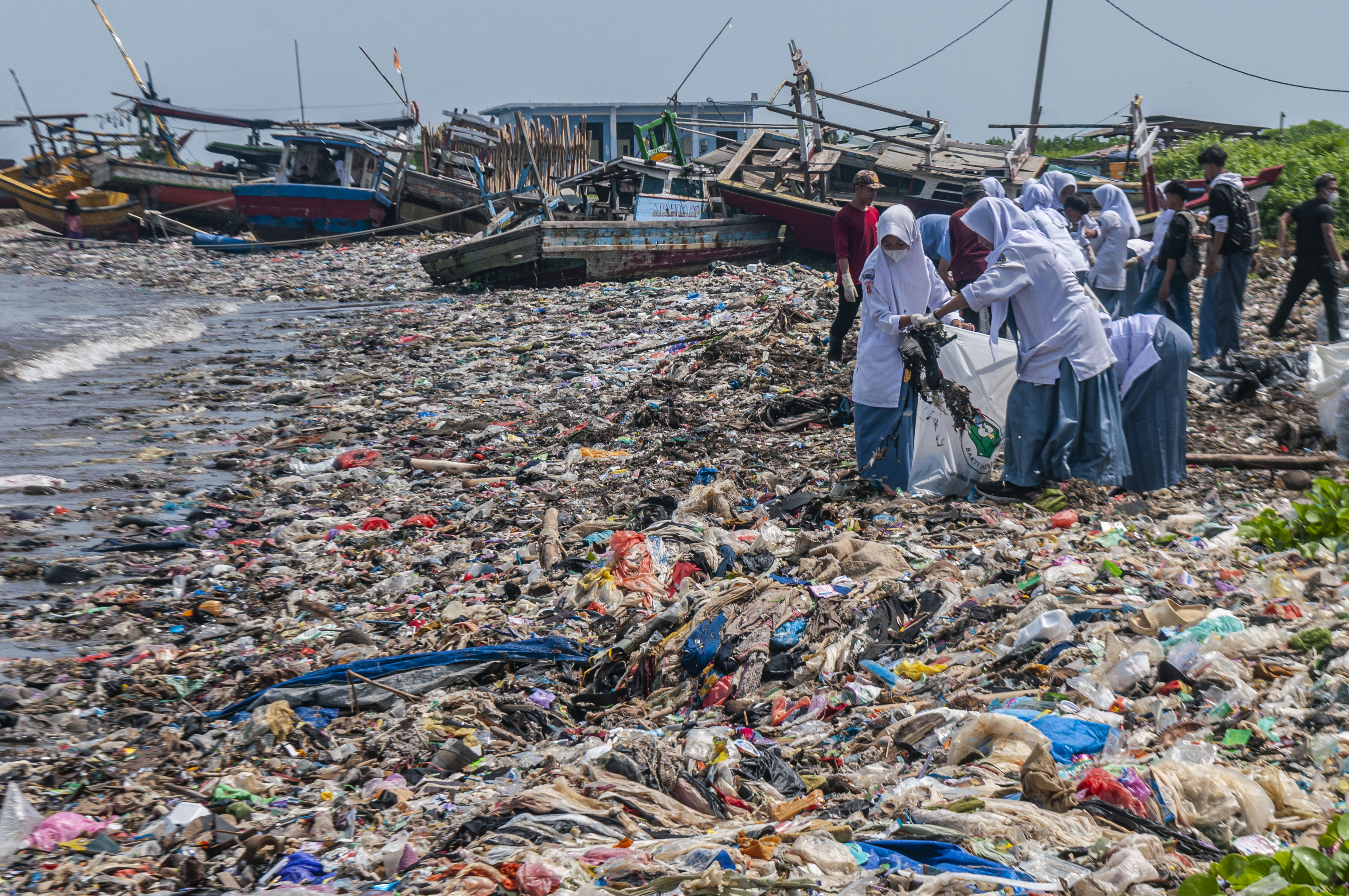Banyaknya sampah plastik bukan hanya mengotori, tapi juga berpotensi menjadi mikroplastik yang berbahaya bagi kesehatan.