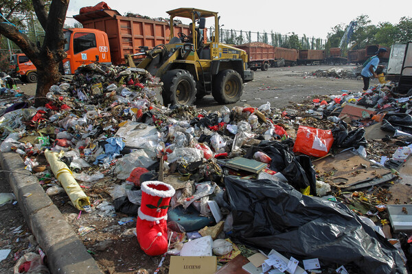 Tumpukan sampah di tempat persinggahan sampah sementara di Jalan Danau Sunter Barat, Jakarta.