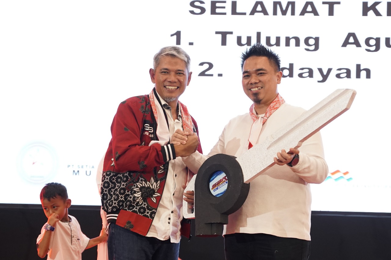 Direktur Utama PT Semen Gresik, Muchamad Supriyadi (kiri) saat memberikan hadiah doorprize berupa sepeda motor kepada Tri Haryanto