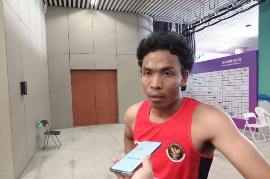 Sprinter Indonesia Lalu Muhammad Zohri setelah mengikuti heat 5 lari 100 meter putra di Hangzhou Olympics Sports Centre, Jumat (29/9).