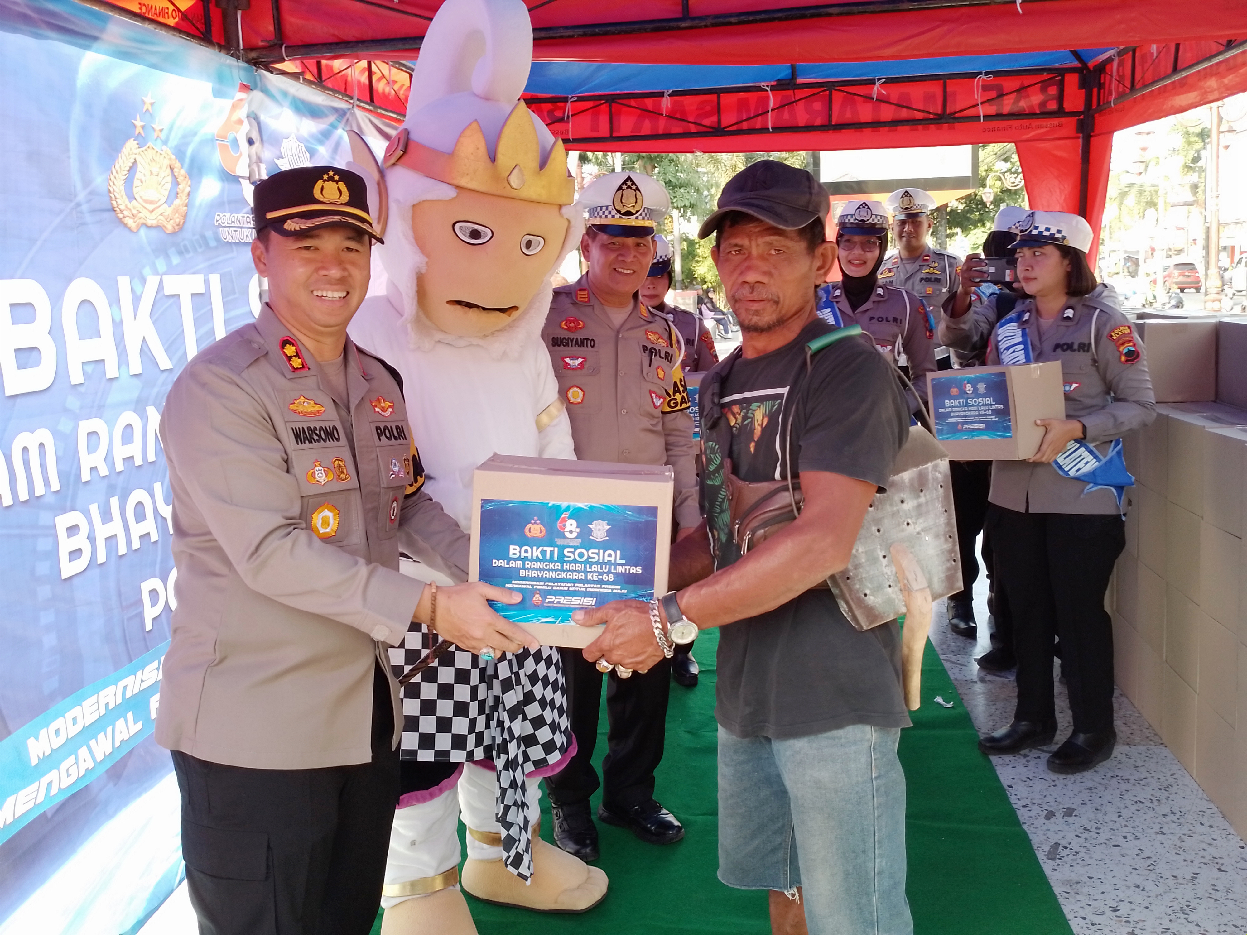 Polres Klaten, Jawa Tengah, memberikan bantuan sosial berupa sembako kepada warga masyarakat di Alun-alun Klaten, Rabu (13/9).