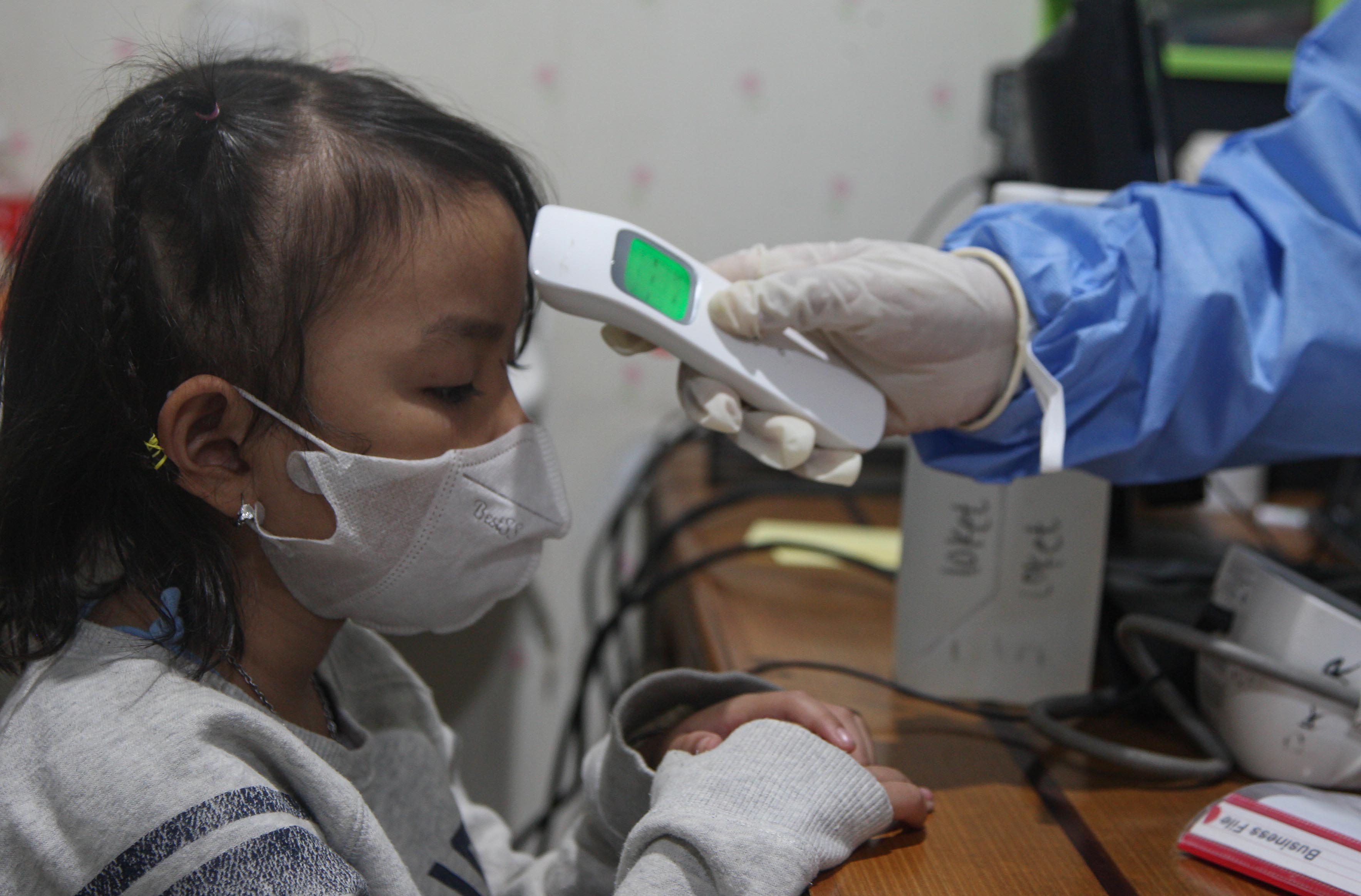  PUSKESMAS: Dokter memeriksa pasien di Poli Batuk dan ISPA di Puskesmas Kecamatan Cilincing, Jakarta Utara, Rabu (23/08/2023)