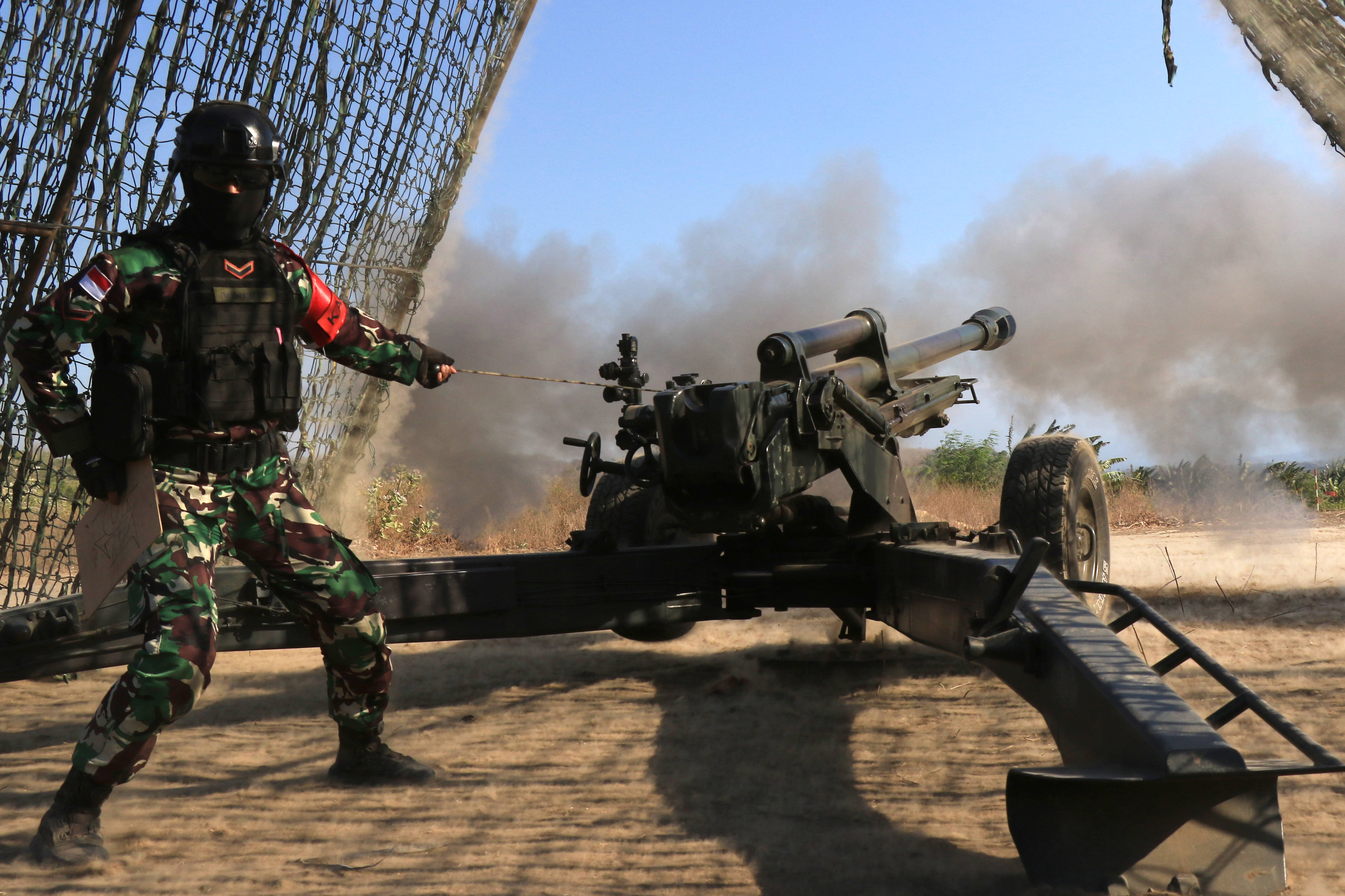 Prajurit Korps Marinir TNI AL melakukan penembakan Meriam Howitzer pada Latihan Gabungan Bersama (Latgabma) Super Garuda Shield (SGS) 2023.