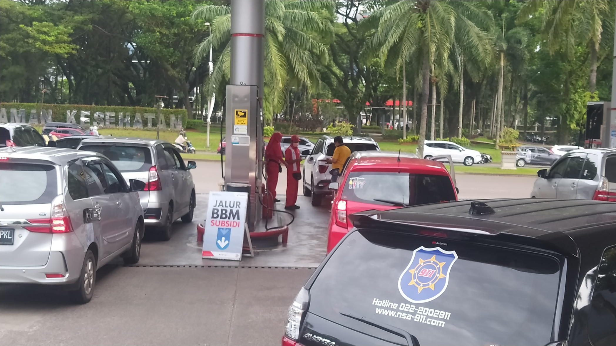 Kendaraan mengisi BBM bersubsidi