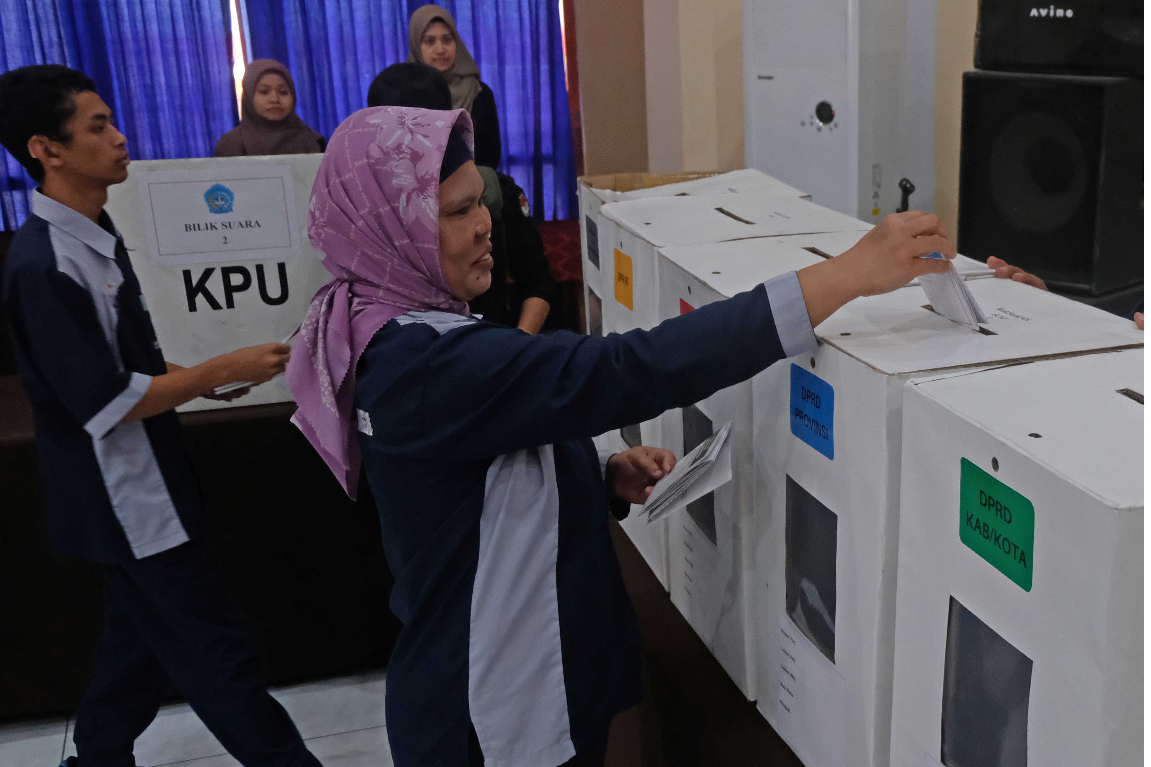 Penyandang disabilitas memasukkan surat suara saat simulasi Pemilu Serentak 2024 di Temanggung, Jawa Tengah, Rabu (16/8).