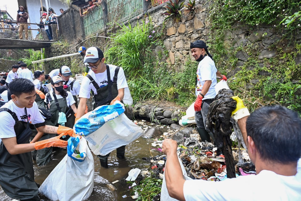 THR Group membersihkan sungai Ciliwung di Cisarua, Bogor