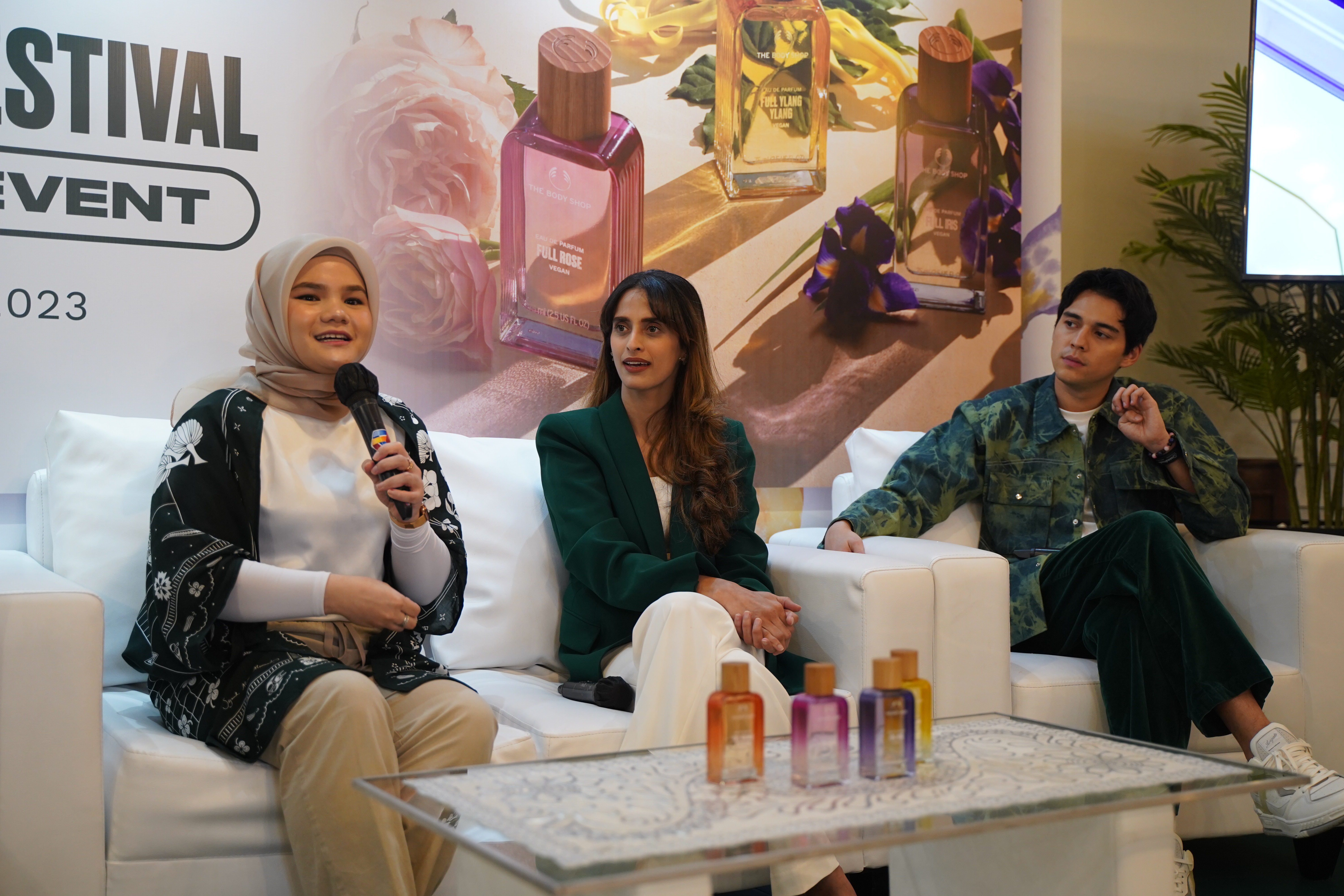 Dari kiri ke kanan : Tatya Rachman, Nuran Abdat, dan Maxime Bottier.