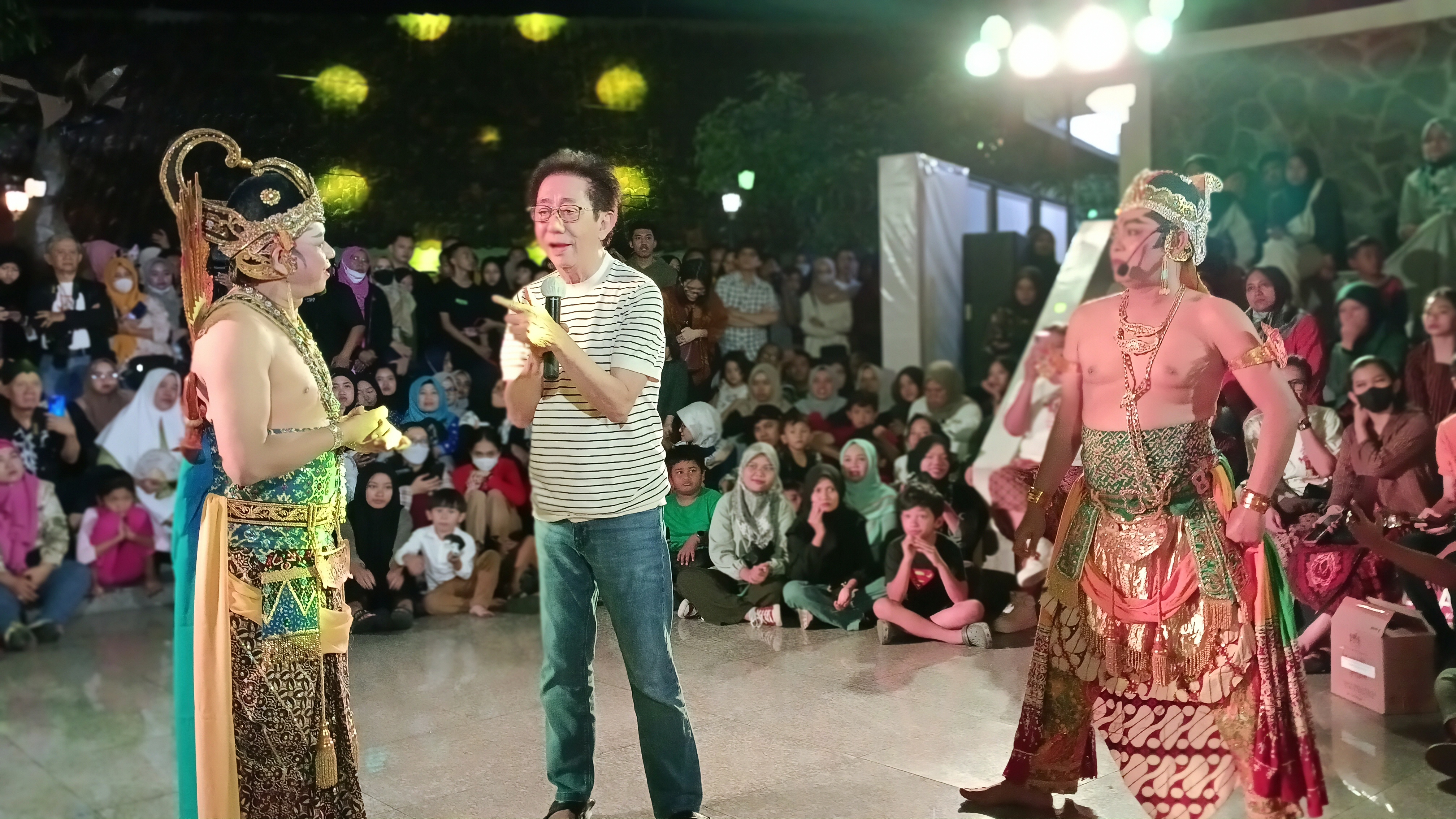 Irwan Hidayat menghadiri pentas ke-12 Wayang on the Street di Oudetrap Theatre Kota Lama Semarang, Jawa Tengah