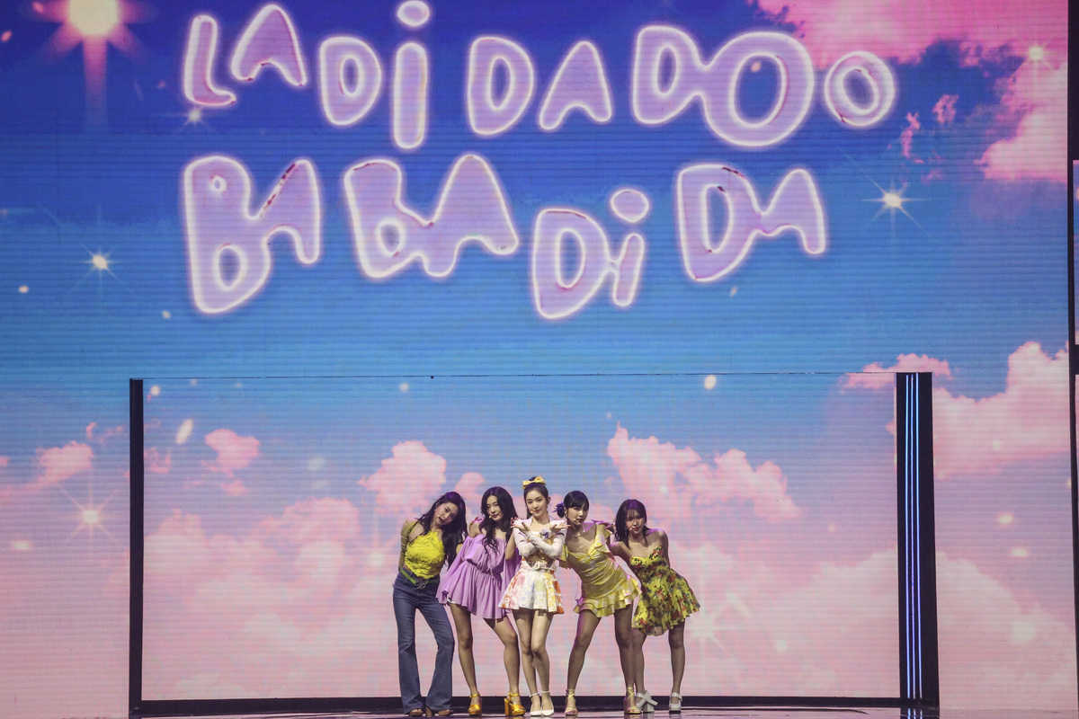 Personel Red Velvet beraksi dalam acara Allo Bank Festival di Istora Senayan, Jakarta, tahun 2022.