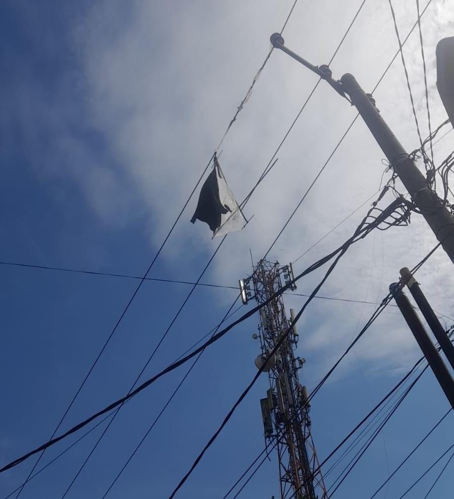  Layangan yang tersangkut di kabel SUTM PLN ULP Pangkalpinang