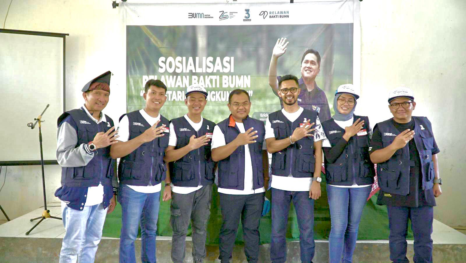 Beberapa perwakilan Askrindo yang dikirim ke daerah untuk kegiatan Program Bakti BUMN. 