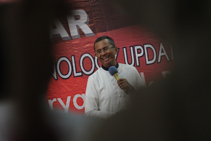 Har ini KPK memanggil Dahlan Iskan dalam kasus pengadaan LNG di PT Pertamina.