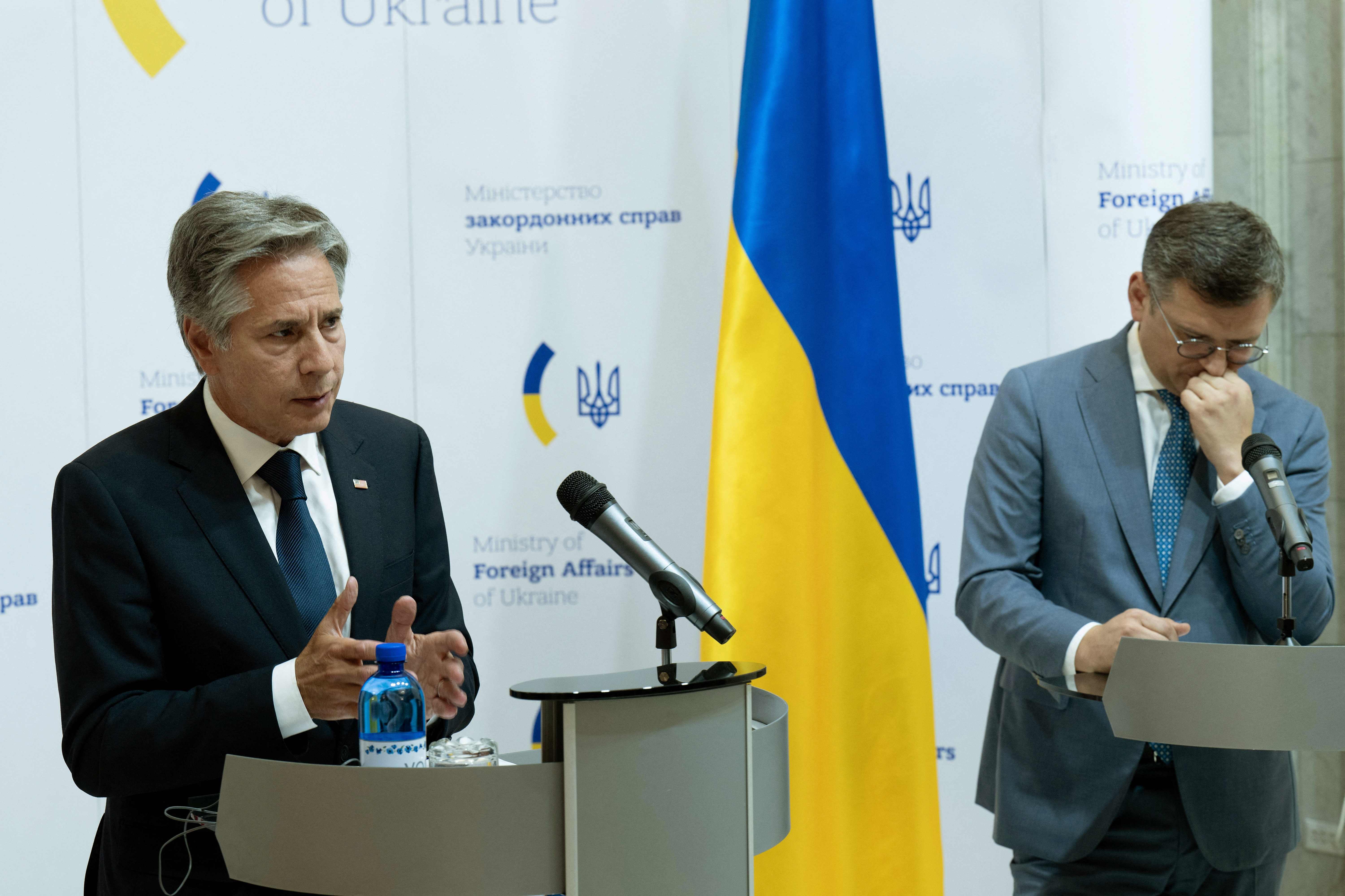Menlu Ukraina Dmytro Kuleba (kanan) dan Menlu Amerika Serikat Antony Blinken mengikuti konferensi pers di Kyiv, Rabu (6/9).