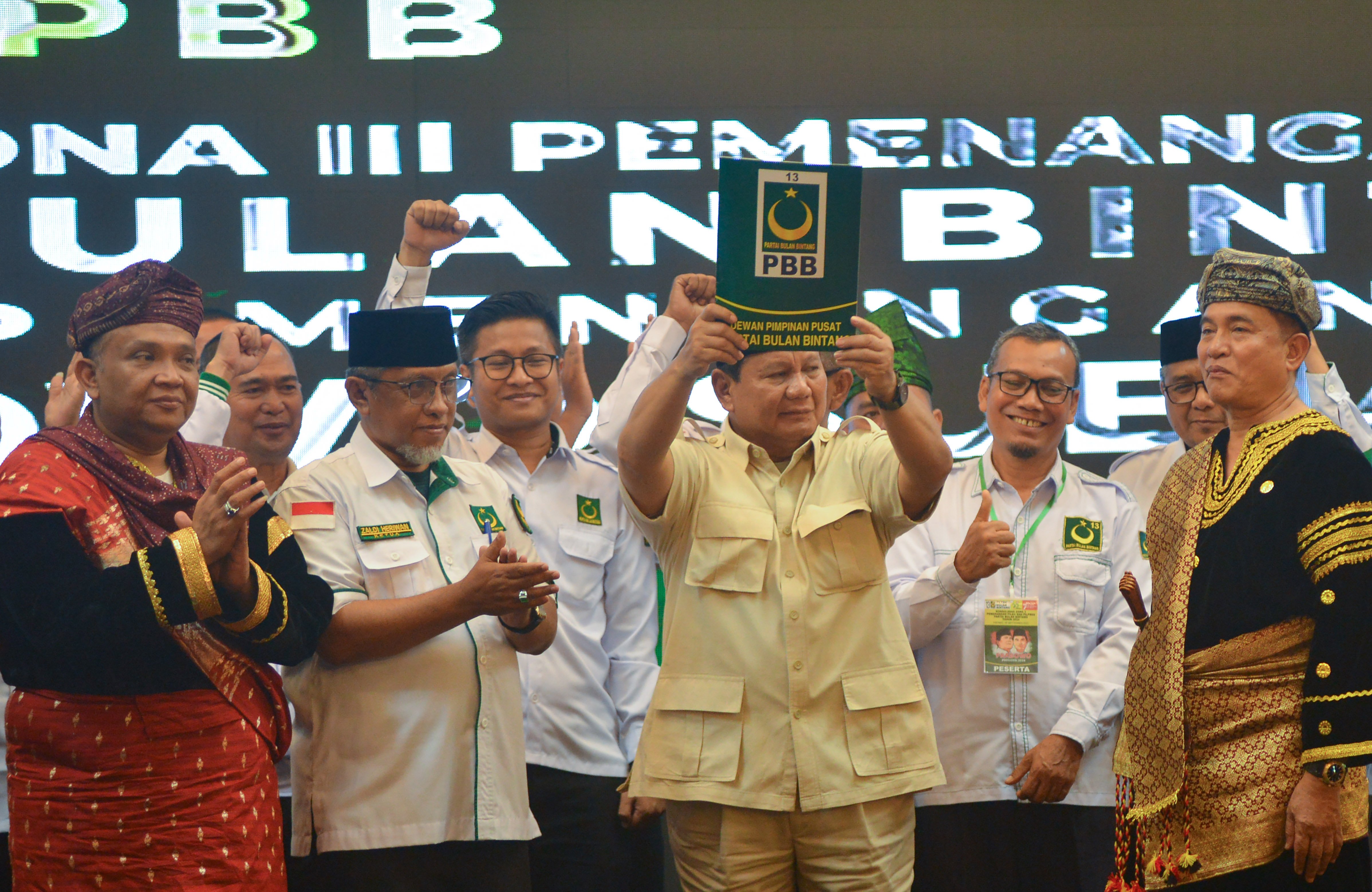  Ketua Umum Partai Gerindra Prabowo Subianto memegang lambang Partai Bulan Bintang (PBB)