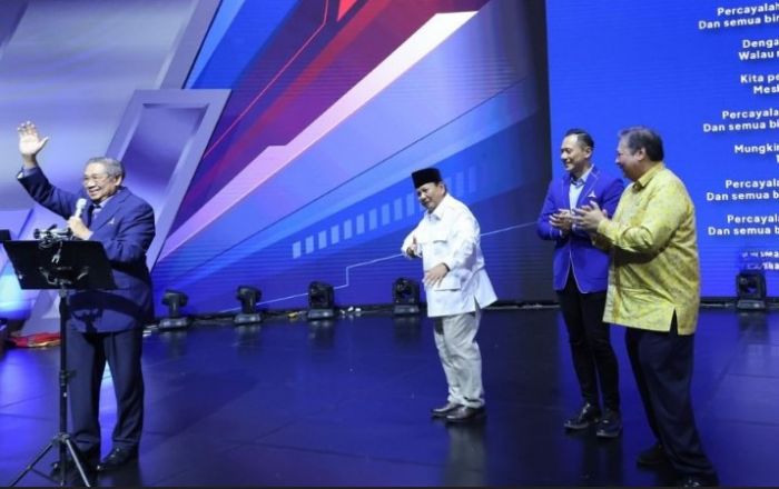 SBY (kiri) berada di atas panggung bersama Prabowo Subianto, AHY, dan Airlangga Hartarto saat deklarasi dukungan Partai Demokrat