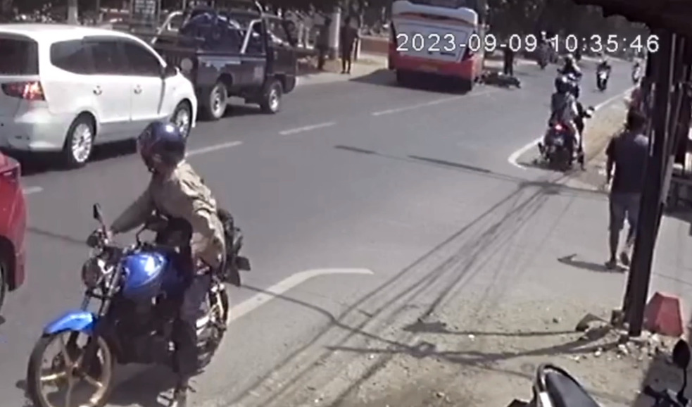 Pemotor tabrakkan diri ke bus di Jombang, Jawa Timur.