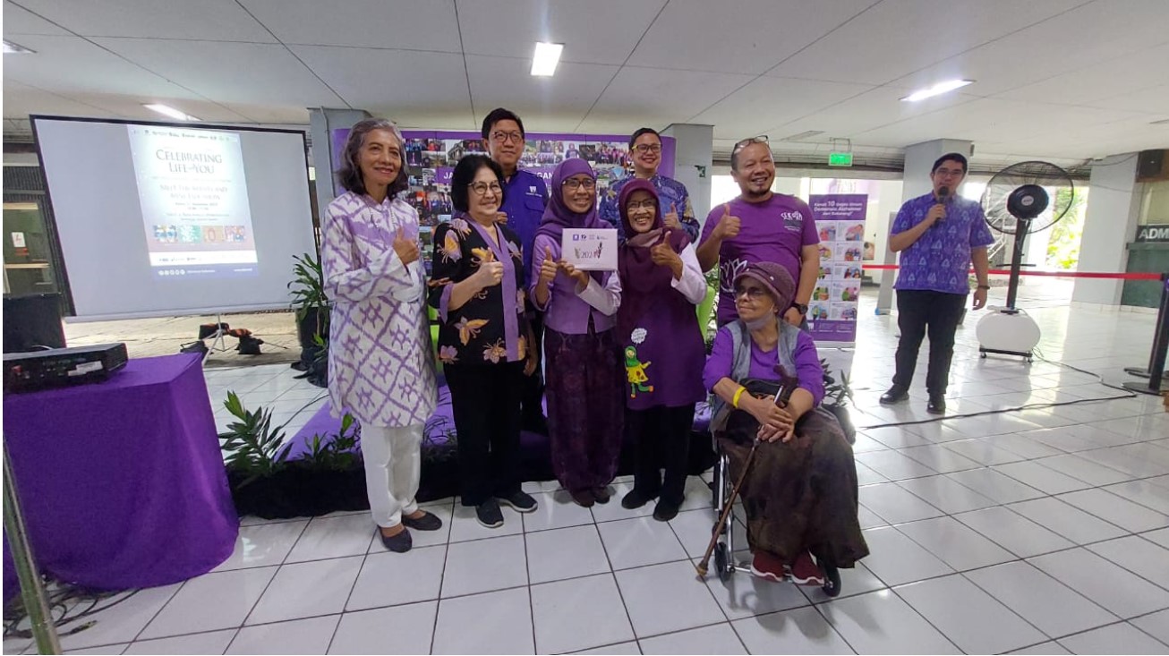 Serah terima kalender berisi lukisan hasil karya Orang Dengan Demensia di Panti Werdha STW Ria Pembangunan Cibubur dan Kanopi Nursing Home.