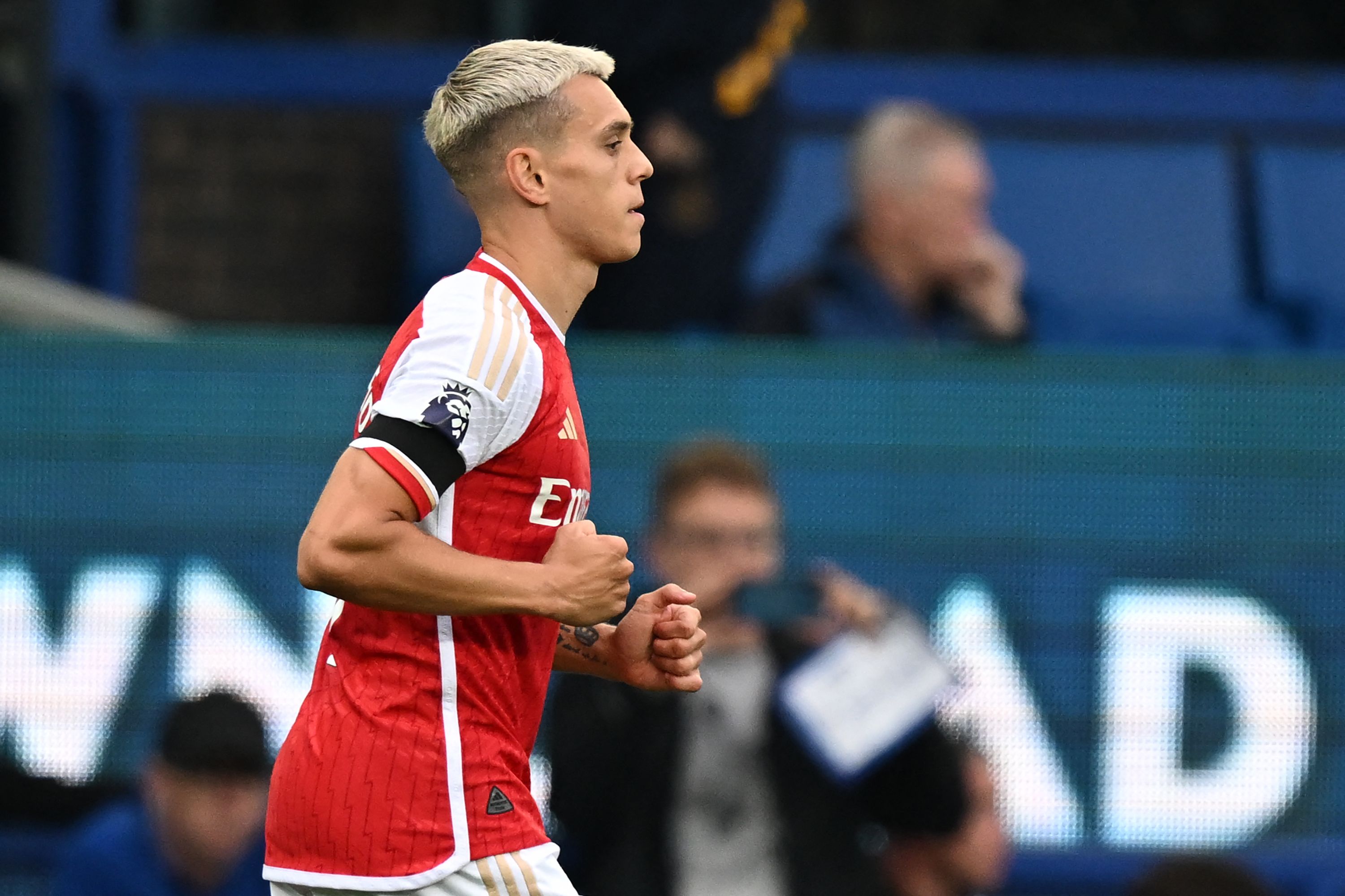 Gelandang Arsenal Leandro Trossard melakukan selebrasi usai mencetak gol ke gawang Everton di laga Liga Primer Inggris.
