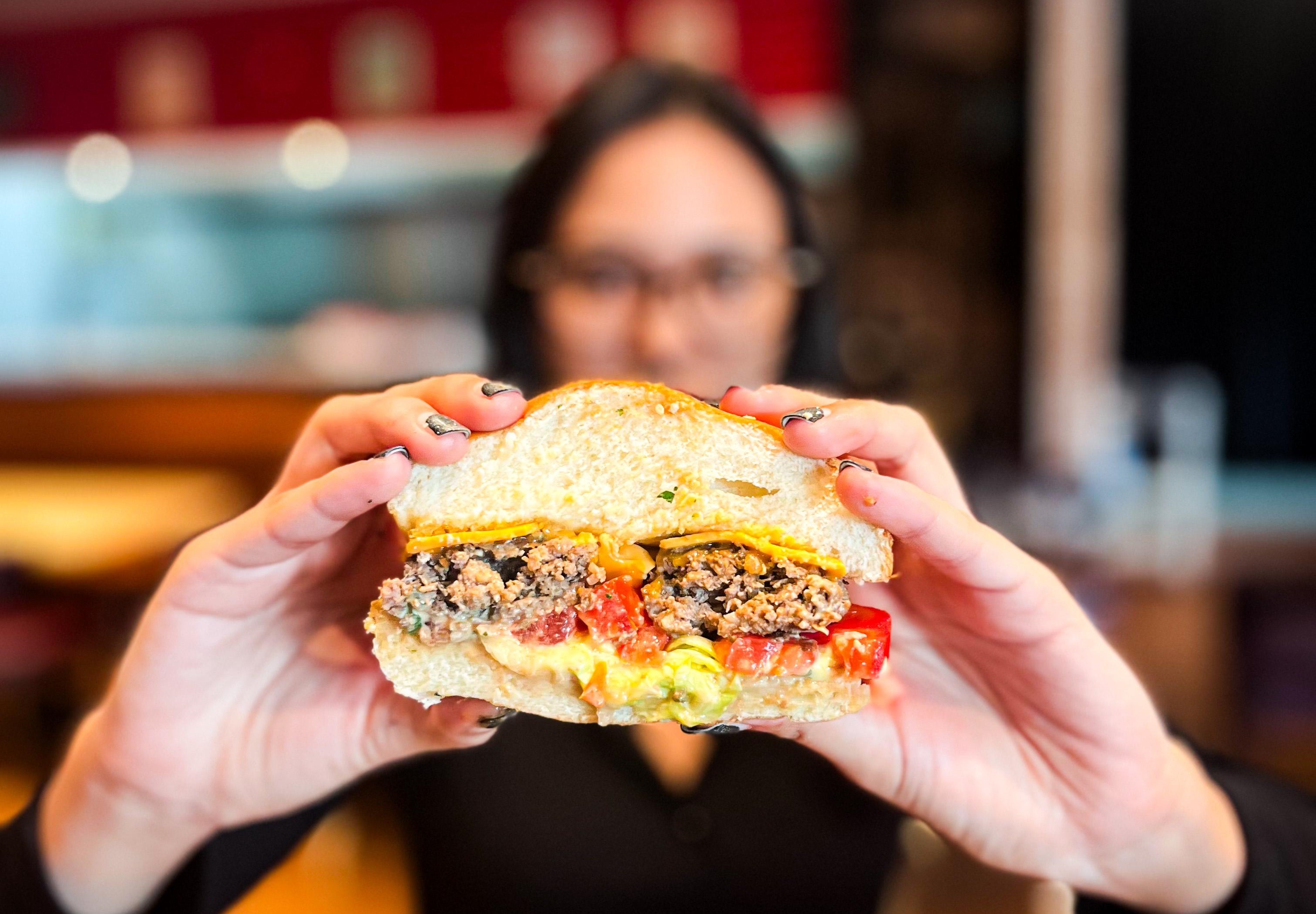 Restoran McQueen Steak & Shake Hadirkan Hidangan Klasik Amerika