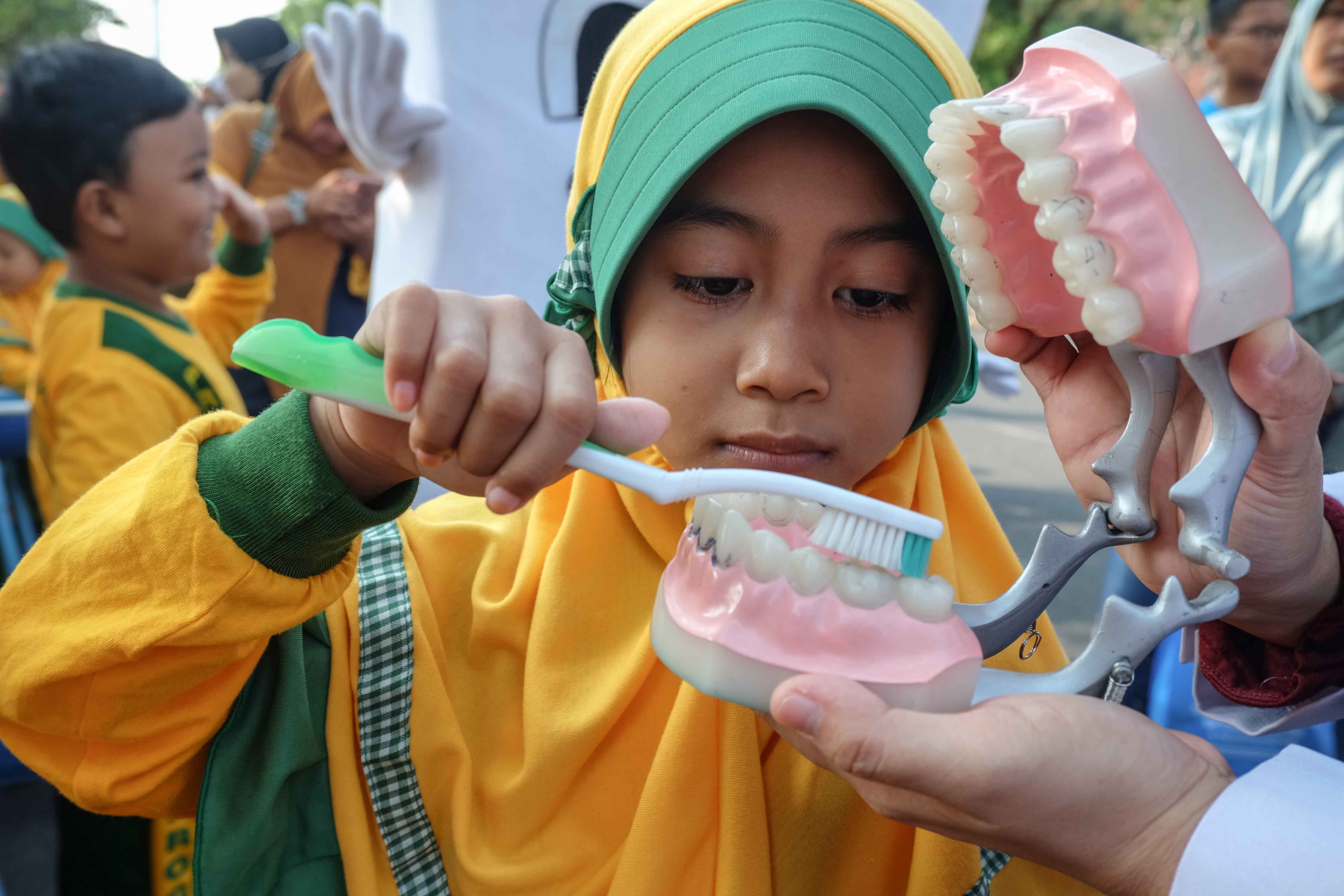 Siswi Djamaatul Ichwan Program Utama mempraktikan cara menggosok gigi yang benar di Solo, Jawa Tengah