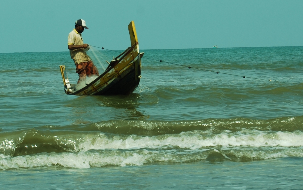 Perahu nelayan di Cilacap terhempas ombak