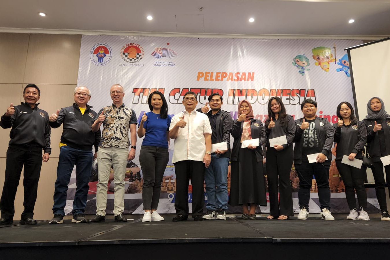 Foto bersama di sela-sela acara pelepasan tim catur Indonesia untuk Asian Games 2023 di Jakarta, Minggu (17/9).