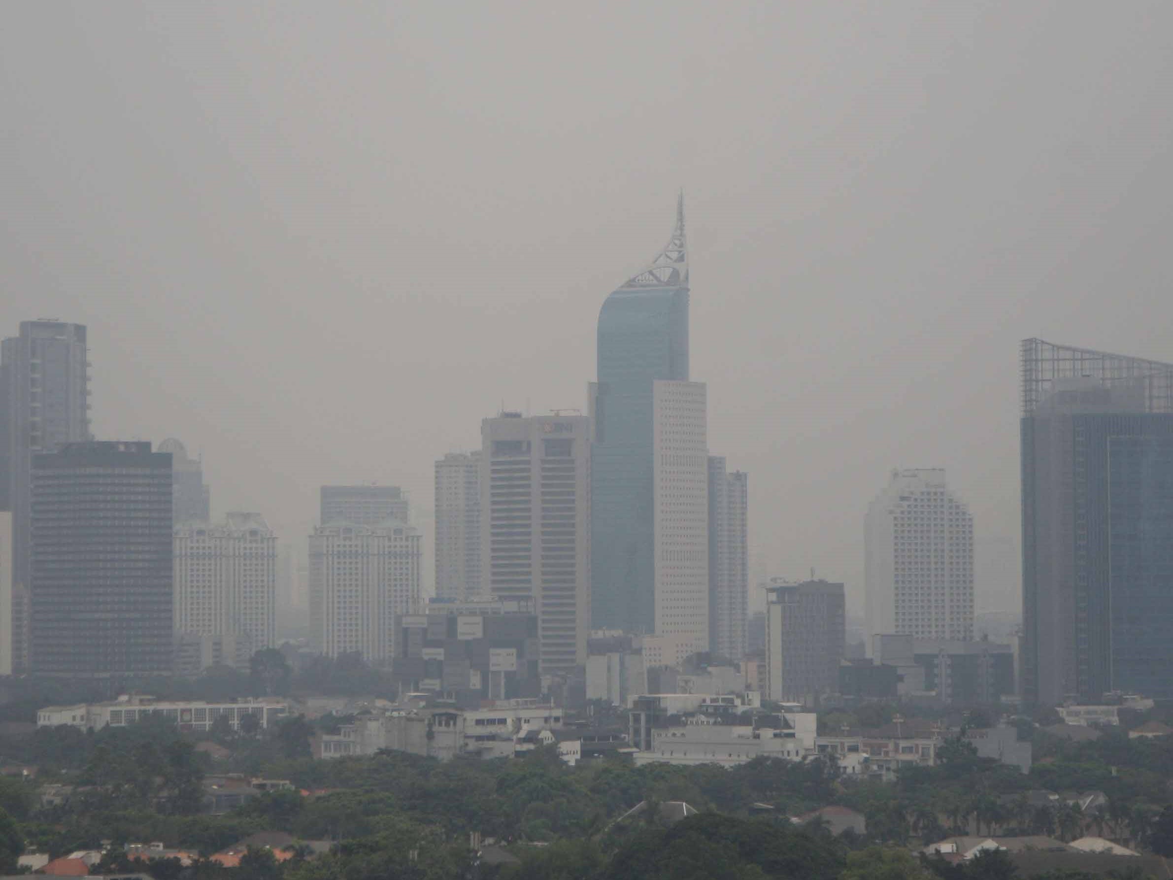 Lanskap gedung bertingkat yang diselimuti kabut polusi udara di Jakarta, Rabu (13/09/2023).