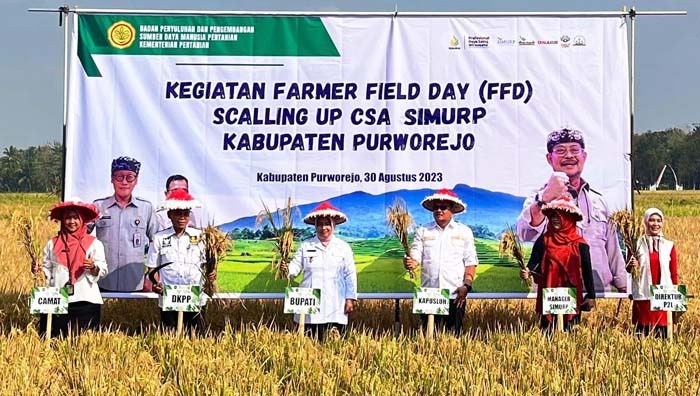  Kapusluh BPPSDMP Kementan, Bustanul Arifin Caya (ke-3 kanan) menghadiri  kegiatan Pertanian Cerdas Iklim di Purworejo, Jawa Tengah