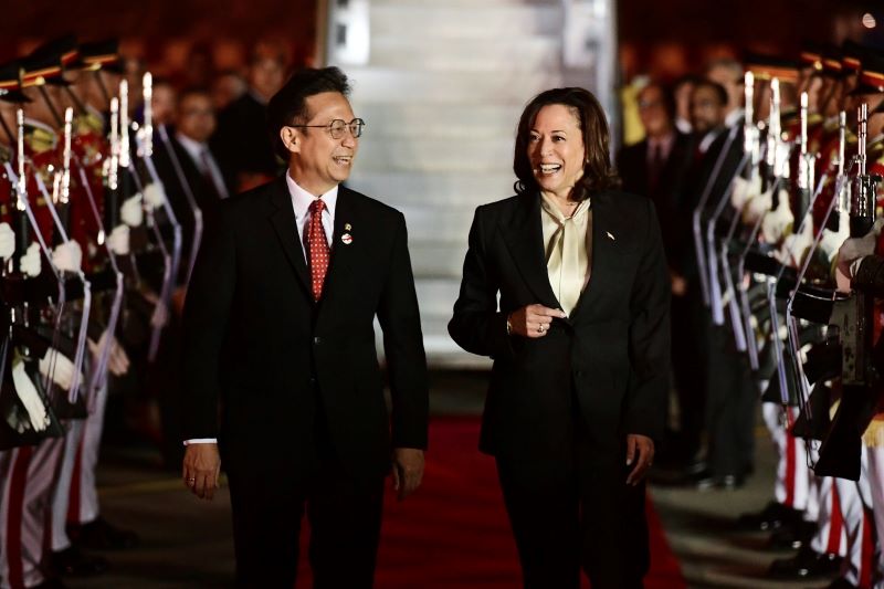 Wakil Presiden AS Kamala Harris tiba di Indonesia disambut Menteri Kesehatan Budi Gunadi Sadikin.