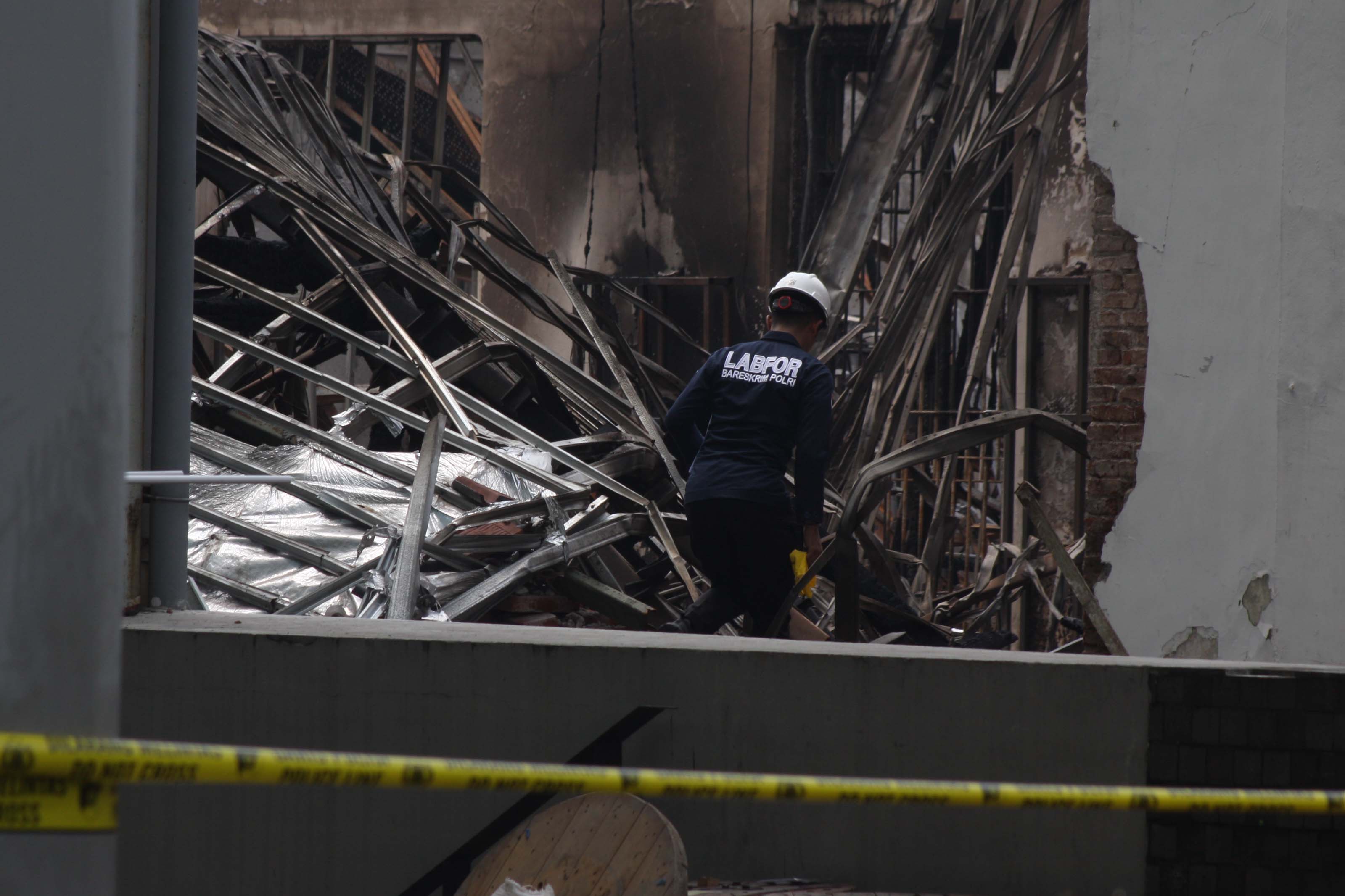 Petugas Labfor Polri melakukan identifikasi di lokasi kebakaran museum nasional